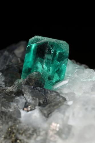 Beryl (variety emerald), Calcite, Pyrite, Quartz<br />Muzo mining district, Western Emerald Belt, Boyacá Department, Colombia<br />32x21x20mm, xls=7mm (main) & 17mm<br /> (Author: Fiebre Verde)