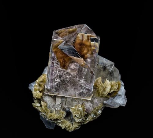 Fluorite, Siderite, Quartz<br />Allenheads Mine (Beaumont Mine), Allendale, Northumberland, England / United Kingdom<br />3.8 x 3.6 cm<br /> (Author: am mizunaka)