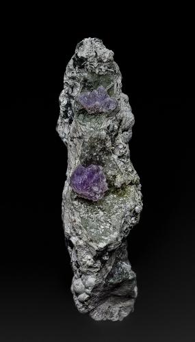 Quartz (variety amethyst)<br />Tadami, Minamiaizu District, Fukushima Prefecture, Tohoku Region, Honshu Island, Japan<br />6.1 x 1.7 cm<br /> (Author: am mizunaka)