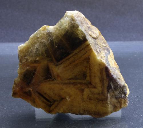 Fluorite<br />Blue John Mine (Blue John Cavern), Castleton, High Peak District, Derbyshire, England / United Kingdom<br />4 x 3 x 2 cm<br /> (Author: James)