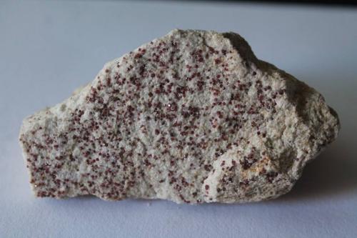 Almandino (Grupo Granate).<br />Castro Barbudo Mountain, Taragoña, Rianxo, Comarca A Barbanza, La Coruña / A Coruña, Galicia / Galiza, Spain<br />13,5 x 7 cm.<br /> (Autor: Rafael varela olveira)