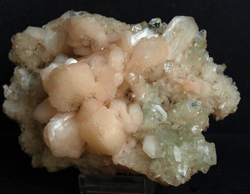 Fluorapophyllita-(K) (Apofilita), Stilbita-Ca (Estilbita-Ca)<br />Mumbai (Bombay), Distrito Mumbai, Maharashtra, India<br />13.5 x 9.5 cm<br /> (Autor: Pedro Antonio)