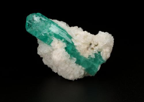 Beryl (variety emerald), Albite (variety cleavelandite)<br />Chivor mining district, Municipio Chivor, Eastern Emerald Belt, Boyacá Department, Colombia<br />27x37x23mm, xl=37mm<br /> (Author: Fiebre Verde)