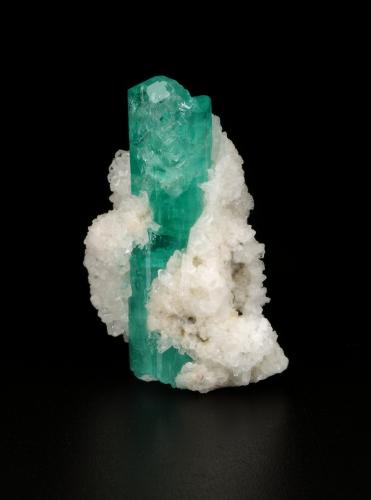 Beryl (variety emerald), Albite (variety cleavelandite)<br />Chivor mining district, Municipio Chivor, Eastern Emerald Belt, Boyacá Department, Colombia<br />27x37x23mm, xl=37mm<br /> (Author: Fiebre Verde)