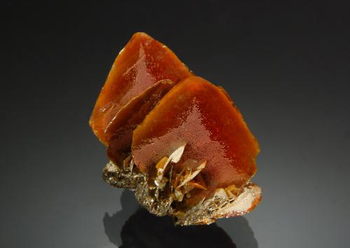 Wulfenite<br />Mina Jianshan, Ruoqiang, Prefectura Autónoma Bayin'gholin, Región Autónoma Uigur de Xinjiang, China<br />2.5 x 2.7 cm<br /> (Author: crosstimber)