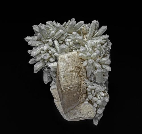 Quartz, Calcite<br />Bor Pit, Dalnegorsk B deposit, Dalnegorsk, Dalnegorsk Urban District, Primorsky Krai, Russia<br />9.2 x 6.5 cm<br /> (Author: am mizunaka)