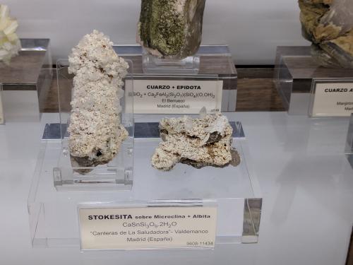 Stokesita en Microclina y Albita<br />Isabel Quarry (La Saludadora Quarry), La Cabrera pluton, Valdemanco, Comarca Sierra de Guadarrama, Community of Madrid, Spain<br />La #9608# 7,4 x 2,5 x 2,3 cm. La #11434# 5,0 x 4,0 x 2,5 cm<br /> (Autor: Carles)