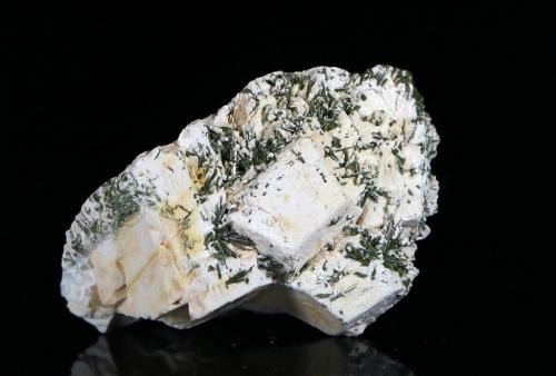 Epidota y Microclina<br />Embalse de El Atazar, Cervera de Buitrago, Comarca Sierra Norte, Comunidad de Madrid, España<br />6 x 4 cm<br /> (Autor: Ángel Rodríguez Benavent)