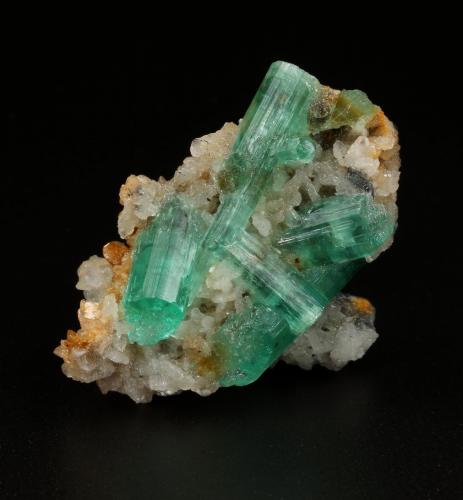 Beryl (variety emerald), Albite (variety cleavelandite)<br />Chivor mining district, Municipio Chivor, Eastern Emerald Belt, Boyacá Department, Colombia<br />39x27x19mm, longest xl=22mm<br /> (Author: Fiebre Verde)