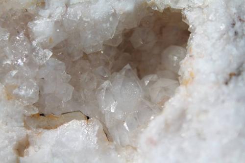 Cuarzo (variedad cristal de roca)<br />Cantera Cruceiro II, O Cruceiro, Cimadevila, Frades, Comarca de Órdenes, La Coruña / A Coruña, Galicia / Galiza, España<br />Geoda de 5 cm.<br /> (Autor: Rafael varela olveira)