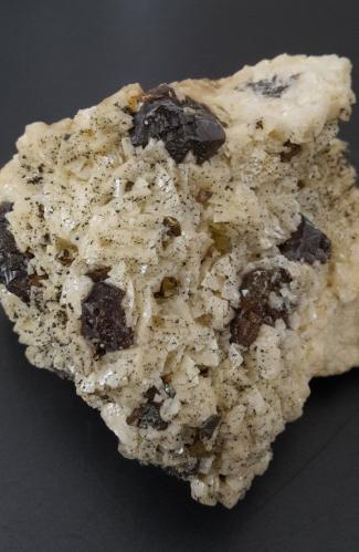 Sphalerite, Dolomite<br />Mina Mühlenbach, Arenberg, Koblenz, Renania-Palatinado/Rheinland-Pfalz, Alemania<br />7,5 x 6,5 cm<br /> (Author: Andreas Gerstenberg)