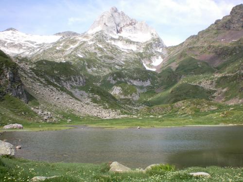 _Al final del recorrido (no obligado para aquellos que solo busquen minerales), nos encontramos este maravilloso paisaje con La Forcadona (2881m) y el Estany de Toro. (Autor: Carlos G. Bargueño)