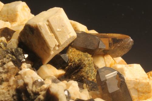 Quartz, Feldspar and Muscovite.<br />Raccoon Gulch (Gulch locality), Ossipee, Carroll County, New Hampshire, USA<br />FOV 10 cm.<br /> (Author: vic rzonca)