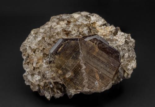 Quartz (variety smoky quartz)<br />Tiro Estrella Mine, El Capitan Mountains, Capitan District, Lincoln County, New Mexico, USA<br />6.0 x 4.2 cm<br /> (Author: am mizunaka)