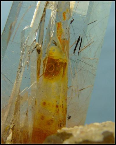 Quartz with inclusions.<br />Erongo Mountain, Usakos, Erongo Region, Namibia<br />68 x 57 x 26 mm<br /> (Author: Pierre Joubert)