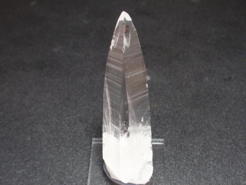Cuarzo (variedad hialino)<br />Mina Peñas Blancas, Municipio San Pablo de Borbur, Cinturón Esmeraldífero Occidental, Departamento Boyacá, Colombia<br />20x60 mm<br /> (Autor: Ignacio)