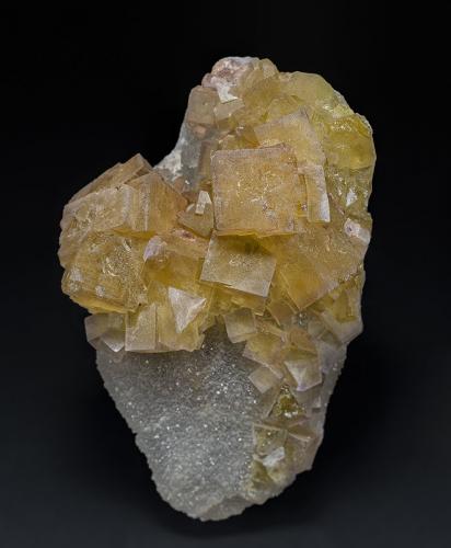 Fluorite, Quartz<br />El Portezuelo, Sierra de Ascasti, Catamarca, Argentina<br />8.1 x 5.2 cm<br /> (Author: am mizunaka)