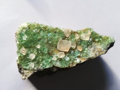 Calcita, Fluorita.<br />Pedrera Berta, Turó de Can Domènech, Serra de Roques Blanques, Sant Cugat del Vallès-El Papiol, Comarca Vallès Occidental / Baix Llobregat, Barcelona, Cataluña / Catalunya, España<br />9 x 5 cm.<br /> (Autor: Rafael varela olveira)