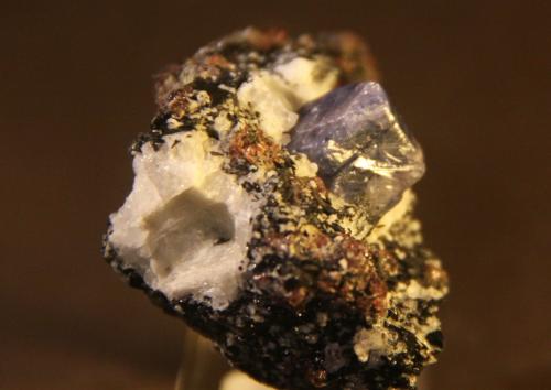 Corundum (variety sapphire)<br />Cantera Zazafotsy, Comunidad Zazafotsy, Fianarantsoa, Distrito Ihosy, Región Horombe, Provincia Fianarantsoa, Madagascar<br />46mm x 37mm x 40mm<br /> (Author: franjungle)