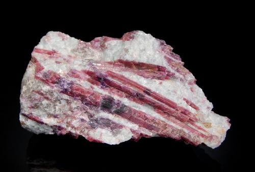 Elbaite (variety rubellite)<br />Lilypad Lakes pegmatites, Distrito Kenora, Northern Ontario Region, Ontario Province, Canada<br />3.0 x 3.7 x 7.0 cm<br /> (Author: crosstimber)