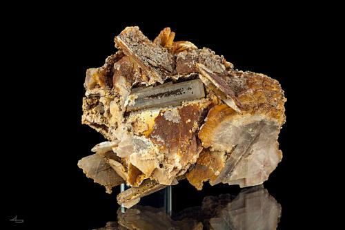 Baryte, Hemimorphite<br />San Giovanni Mine, Punta della Torre, Iglesias, Sud Sardegna Province, Sardinia/Sardegna, Italy<br />8,5 x 6,0 x 6,0 cm<br /> (Author: Niels Brouwer)