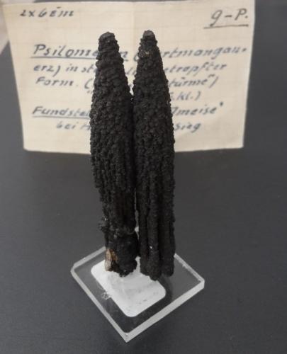 manganese oxides (psilomelane)<br />Ameise Mine, Gosenbach, Siegen, Siegen-Wittgenstein District, Arnsberg, North Rhine-Westphalia/Nordrhein-Westfalen, Germany<br />7 x 3 cm<br /> (Author: Andreas Gerstenberg)