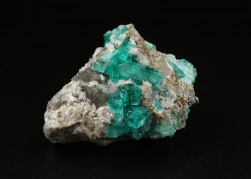 Beryl (variety emerald), Calcite, Pyrite<br />Chivor (distrito minero), Municipio Chivor, Cinturón Esmeraldífero Oriental, Departamento Boyacá, Colombia<br />38x25x29mm, xls=up to 10mm<br /> (Author: Fiebre Verde)