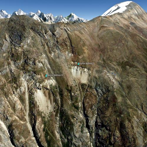 Chumar Bakhoor, Valle Hunza, Distrito Gilgit, Gilgit-Baltistan (Áreas del Norte), Paquistán

Las minas están en una empinada ladera en las estribaciones de la vertiente norte del monte Diran (7.266 m).
De estas pegmatitas salen excelentes cristales de aguamarina, fluorita y fluorapatito, a veces combinados en la misma pieza, casi siempre sobre un lecho de moscovita.
El poblado mas cercano, Sumayar, está en la confluencia del valle donde están las minas y el río Hunza, 2.300 m por debajo. Como ese desnivel no puede hacerse a diario para ir a cenar y a dormir, han construido un campamento de altura junto a las minas para la temporada de recolección.
La mayoría sino la totalidad de minerales etiquetados como de Nagar provienen de estas minas, que se encuentran en el corazón de lo que era el antiguo reino de Nagar.

imagen © Google Earth (Autor: Josele)