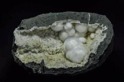 Okenite, Gyrolite, Quartz<br />Cantera Malad, Malad, Mumbai (Bombay), Distrito Mumbai (Distrito Bombay), Maharashtra, India<br />18.0 x 13.5 cm<br /> (Author: am mizunaka)