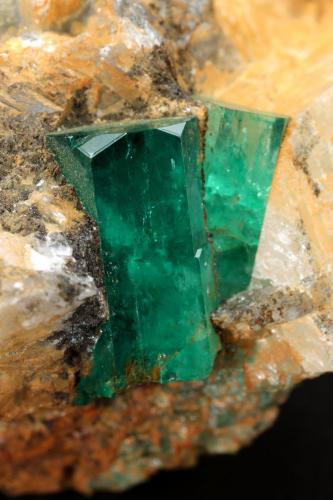 Beryl (variety emerald), Calcite<br />Peñas Blancas Mine, Municipio San Pablo de Borbur, Western Emerald Belt, Boyacá Department, Colombia<br />31x27x28mm, xls=11 & 8mm<br /> (Author: Fiebre Verde)