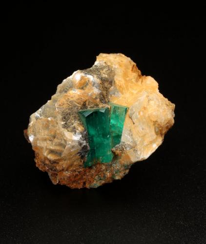 Beryl (variety emerald), Calcite<br />Peñas Blancas Mine, Municipio San Pablo de Borbur, Western Emerald Belt, Boyacá Department, Colombia<br />31x27x28mm, xls=11 & 8mm<br /> (Author: Fiebre Verde)