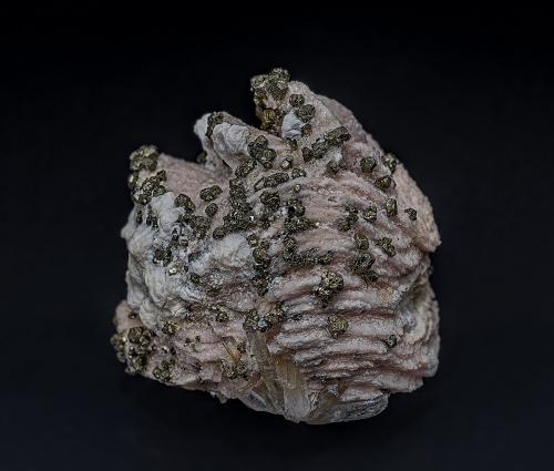 Rhodochrosite, Pyrite, Quartz<br />Raura District, Cajatambo Province, Lima Department, Peru<br />2.8 x 2.9 cm<br /> (Author: am mizunaka)