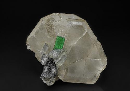 Beryl (variety emerald), Calcite<br />La Pita mining district, Cunas Mine, Municipio Maripí, Western Emerald Belt, Boyacá Department, Colombia<br />3.9 x 3.7 cm<br /> (Author: am mizunaka)
