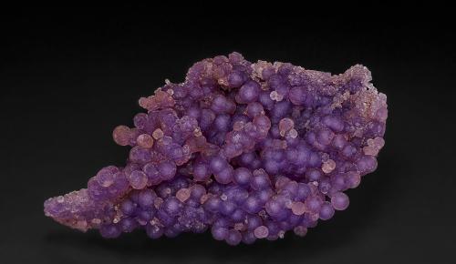 Quartz (variety chalcedony)<br />Mamuju area, Sulawesi Barat Province, Indonesia<br />8.8 x 5.0 cm<br /> (Author: am mizunaka)