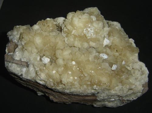 Stilbita-Ca (Estilbita-Ca) con Fluorapophyllita-(K) (Apofilita) y Calcita<br />Monte Bérico, Caxias do Sul, Nordeste Rio-grandense, Rio Grande do Sul, Brazil<br />18 x 15 x 13 cm<br /> (Autor: Anisio Claudio)