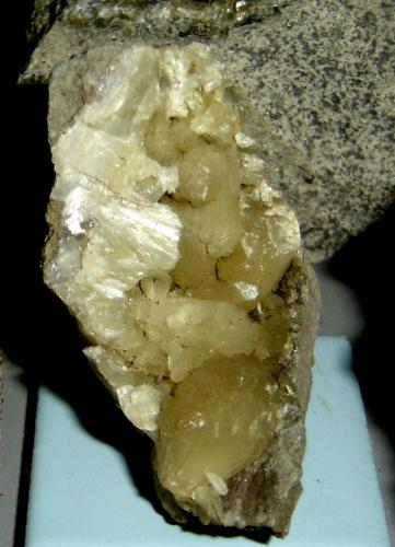 Stilbita-Ca (Estilbita-Ca)<br />Monte Bérico, Caxias do Sul, Nordeste Rio-grandense, Rio Grande do Sul, Brazil<br />6 x 4 x 3,6 cm<br /> (Autor: Anisio Claudio)