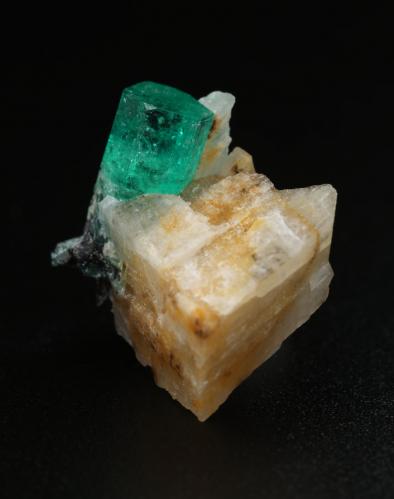 Beryl (variety emerald), Calcite<br />Peñas Blancas Mine, Municipio San Pablo de Borbur, Western Emerald Belt, Boyacá Department, Colombia<br />16x16x12mm, xl=12mm<br /> (Author: Fiebre Verde)