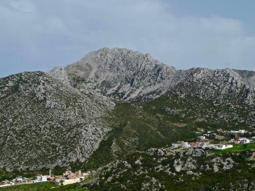 Vertiente occidental del Djabel Musa. En el centro, el valle por el que realizamos el descenso al barrio marítimo del pueblo de El Horra. (Autor: Josele)