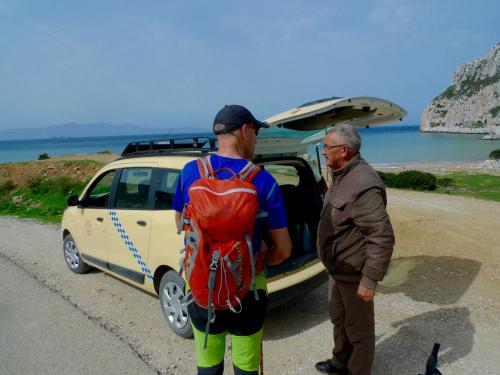 Por un precio razonable el taxista nos esperó las cuatro horas que duró la excursión, nos recogió en un punto de la costa distinto de donde nos dejó en la mañana, nos acompañó a un pueblo cercano a comer y finalmente nos llevó al puerto a coger el ferry de vuelta. Todo un ejemplo de la legendaria hospitalidad marroquí. (Autor: Josele)