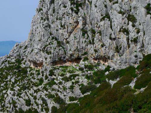 Las calizas están karstificadas, tal como indican los grandes caudales de algunos manantiales en la base de la montaña, las formas de erosión, el lapiaz en superficie y algunas cuevas a la vista. (Autor: Josele)