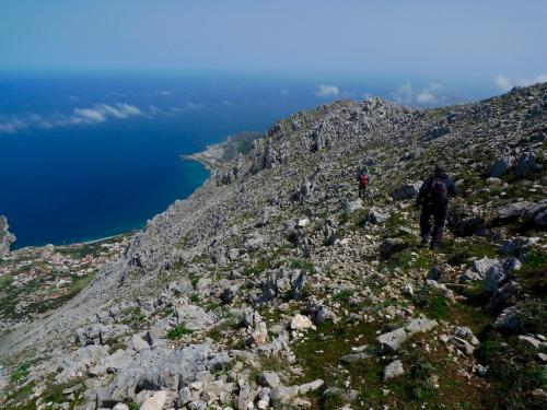 Bajando por la cara norte. Abajo, en la costa, el pueblo marroquí de Belyounech. Un poco mas allá, Benzú, ya en la zona española de Ceuta. (Autor: Josele)