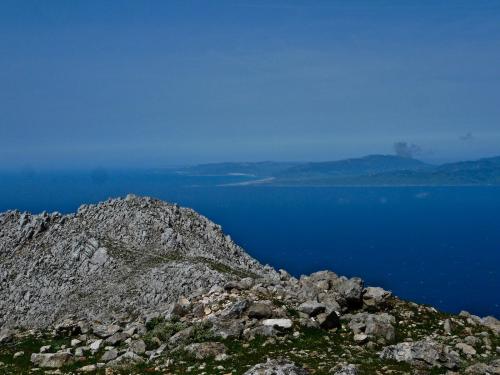 Vista al norte con Tarifa en el centro y la costa atlántica detrás. (Autor: Josele)