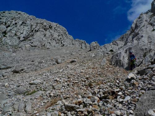 Pedruscos de todos los tamaños en una pendiente de unos 40º (Autor: Josele)