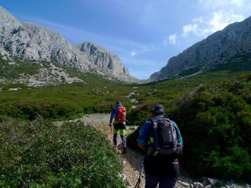 La excursión comenzó en Algeciras embarcando en el primer ferry de la mañana rumbo a Tanger Med. Luego, tras una animada negociación con el gremio taxista, 10 minutos en taxi hasta el pueblo de El Horra, en la falda de la montaña.
Comenzamos la caminata por la vertiente sur. Uno de mis compañeros ha subido varias veces, incluso ha dormido arriba para ver el amanecer desde tan privilegiado lugar. El otro compañero no conocía esta montaña pero ...¡ha estado en el Everest! Definitivamente voy bien acompañado. (Autor: Josele)