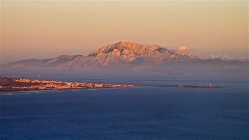 Tiene casi 850 m de altura y al encontrarse muy cerca del mar forma un escarpe muy pronunciado. La serie estratigrafica incluye diversas litologías de rocas sedimentarias si bien los relieves mas visibles corresponden a calizas y dolomías.

En el centro de la imagen, la localidad de Tarifa. Foto tomada al atardecer, con teleobjetivo, desde el punto geodésico de Betijuelo. (Autor: Josele)