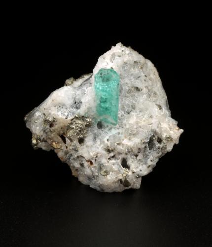 Beryl (variety emerald), Calcite, Pyrite<br />Chivor (distrito minero), Municipio Chivor, Cinturón Esmeraldífero Oriental, Departamento Boyacá, Colombia<br />30x28x17mm, xl=10mm<br /> (Author: Fiebre Verde)