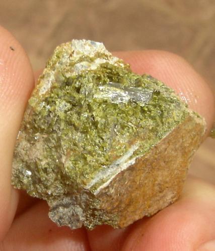 Epidota<br />Morro das Pedras comunnity, Morro das Pedras, Formiga, Minas Gerais, Brazil<br />3,5 x 3,5 x 2 cm<br /> (Autor: Anisio Claudio)