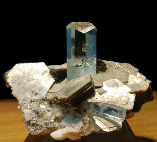 Berilo, Moscovita<br /><br />100mm x 88mm x 76mm; cristal principal de berilo: 38mm de altura (parte visible) y 20mm de anchura.<br /> (Autor: Carles Millan)