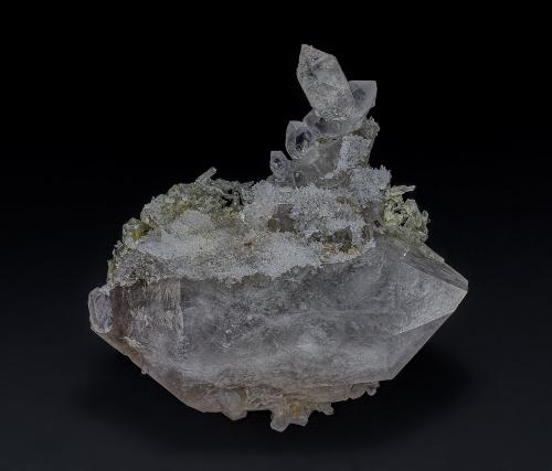 Quartz, Calcite<br />Serifos Island, Cyclade Islands, Kykládes Prefecture, Aegean Islands Department (Aiyaíon), Greece<br />6.0 x 5.6 cm<br /> (Author: am mizunaka)