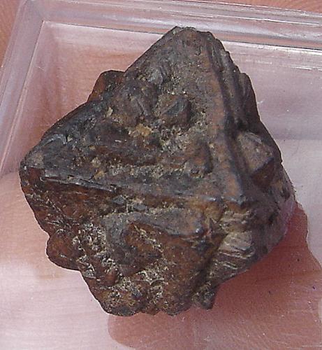 limonita pseudo Pirita<br />Luanda, Formiga, Minas Gerais, Brasil<br />1,5 x 1,8 x 1,8 cm<br /> (Autor: Anisio Claudio)